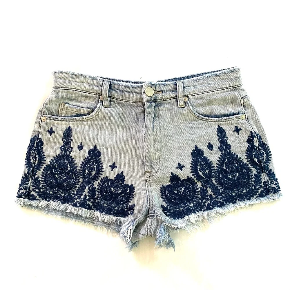 Blank NYC Embroidered Wedge Shorts - Picture 3 of 8